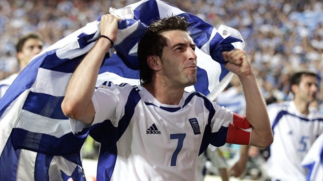 Đội trưởng đội tuyển Hy Lạp ăn mừng chiến thắng 1 - 0 trong trận chung kết với chủ nhà Bồ Đào Nha.